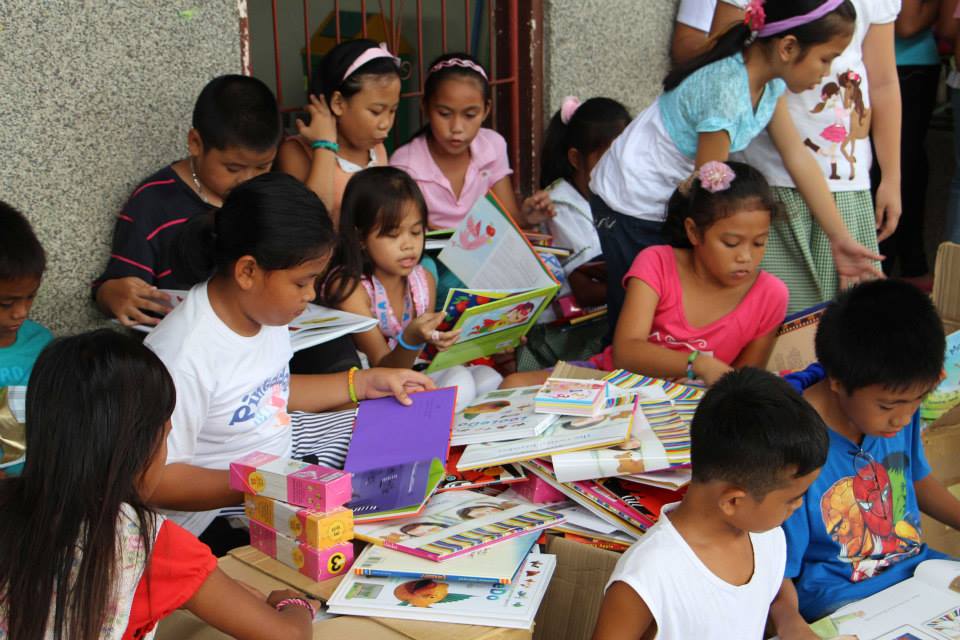 Students at Tigbao Diit Elementary School check out The Asia Foundation's book donations.